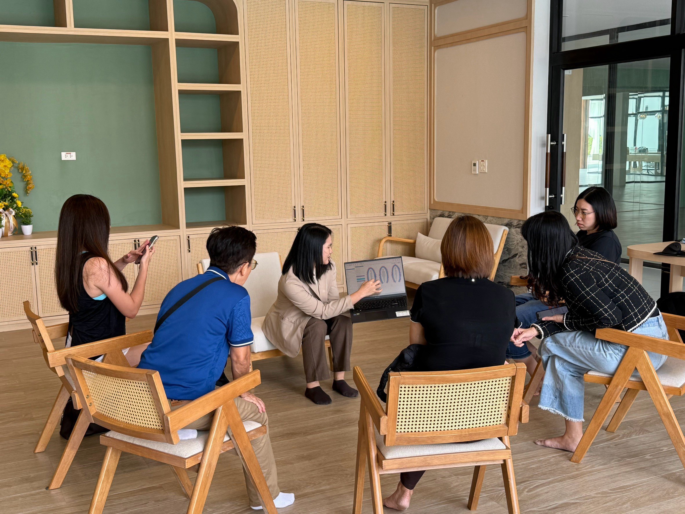 การอธิบายผลและจักระให้ผู้เข้าร่วม